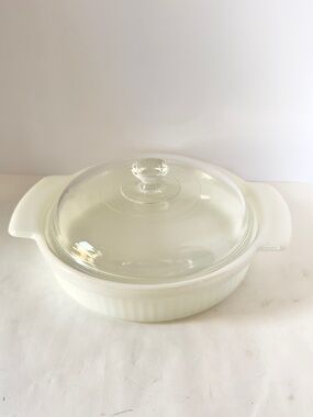 Milk Glass Round Casserole with Lid 1 qt.
Fire King